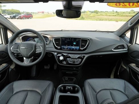 Used 2026 Chrysler Pacifica Select FWD image 25