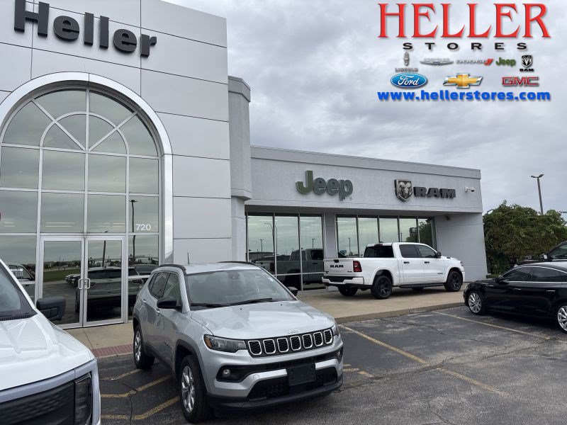 Used 2025 Jeep Compass Latitude AWD/4WD image 1