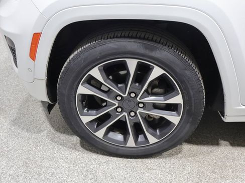 Used 2023 Jeep Grand Cherokee Overland AWD/4WD image 9