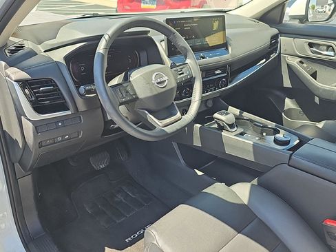 Used 2025 Nissan Rogue SL AWD/4WD image 7