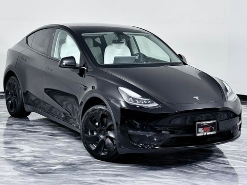 Used 2022 Tesla Model Y Long Range image 3