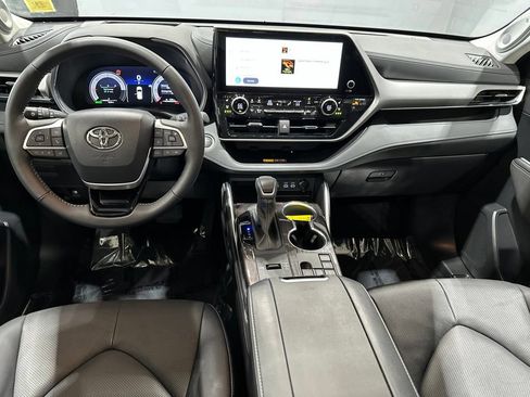 Certified 2026 Toyota Highlander Platinum AWD/4WD image 7