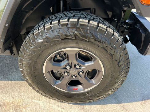 Used 2023 Jeep Gladiator Rubicon w/ LED Lighting Group AWD/4WD image 12