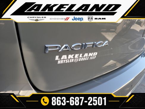 Used 2021 Chrysler Pacifica Touring-L w/ Uconnect Theater Family Group FWD image 7