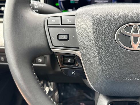 Used 2025 Toyota Camry XLE image 8