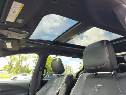 Used 2019 Chrysler Pacifica Limited w/ S Appearance Package FWD image 12