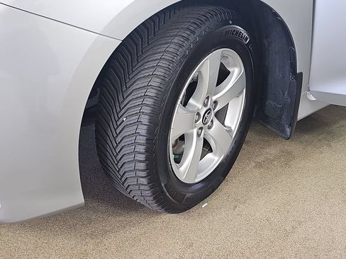 Used 2018 Toyota Sienna LE w/ Carpet Mat Package FWD image 37