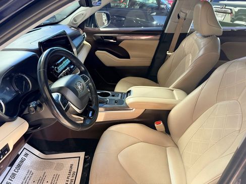 Used 2022 Toyota Highlander Platinum image 7
