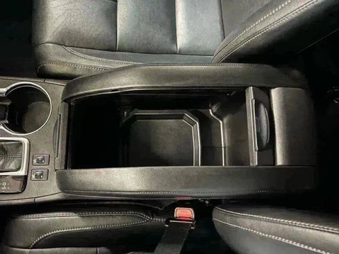 Used 2018 Toyota Highlander SE image 23