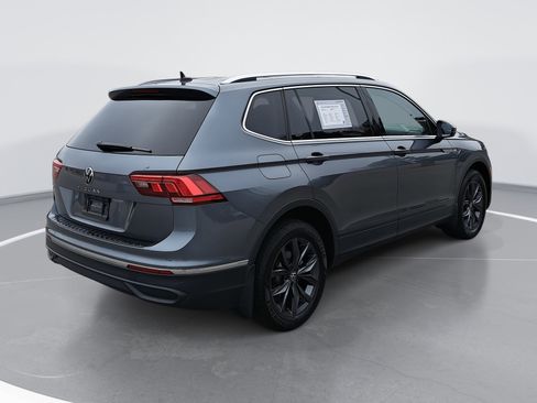 Certified 2023 Volkswagen Tiguan SE w/ Panoramic Sunroof Package image 3