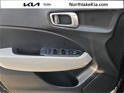 Used 2024 Hyundai Venue SEL image 12