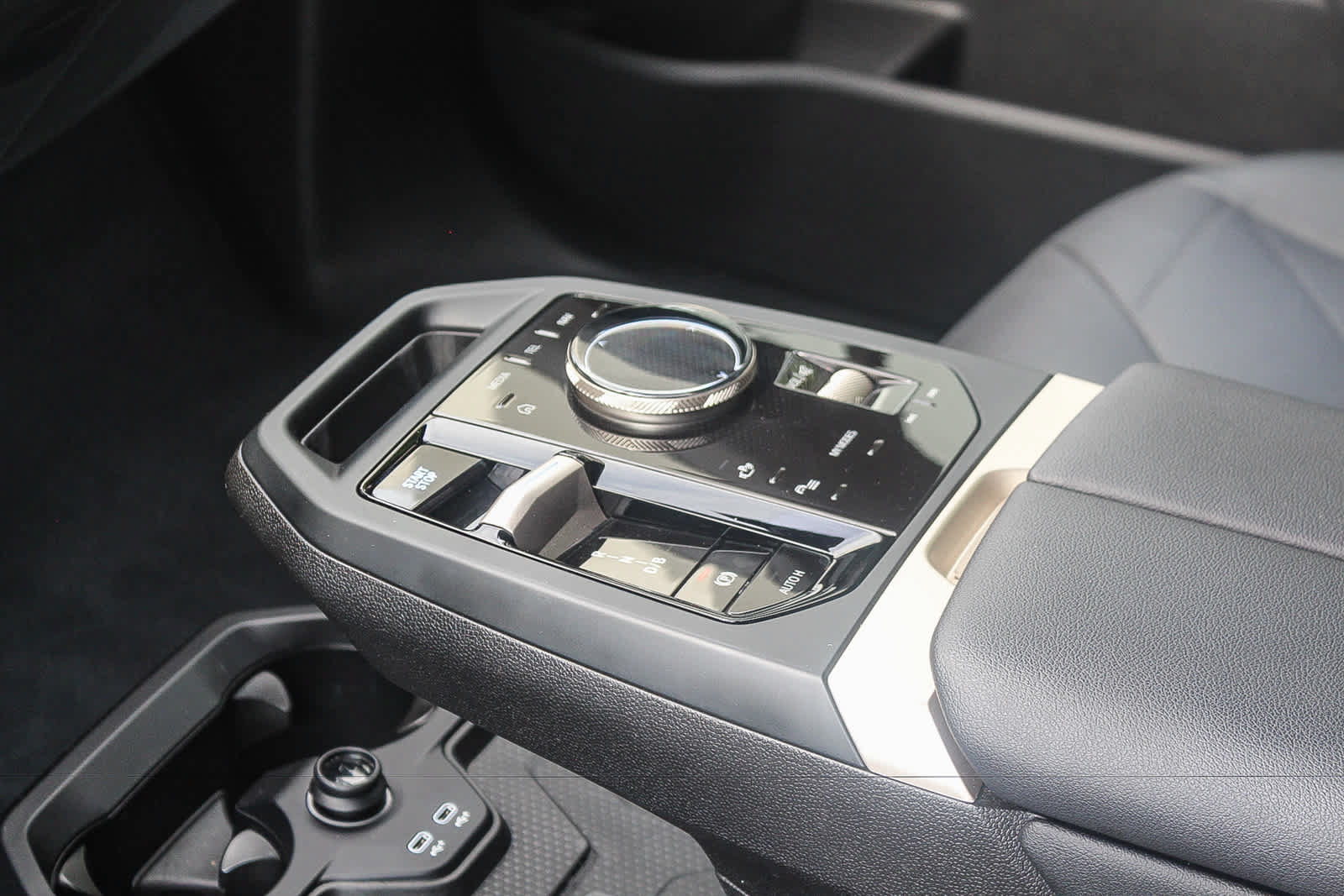 Used 2024 BMW iX xDrive50 w/ Sport Package AWD/4WD image 18