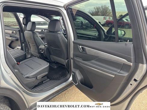 Used 2025 Buick Enclave Preferred w/ Power Package image 25