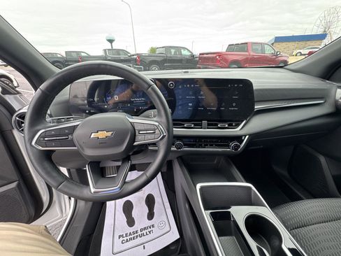 Used 2025 Chevrolet Equinox LT w/ Safety and Technology Package FWD image 17