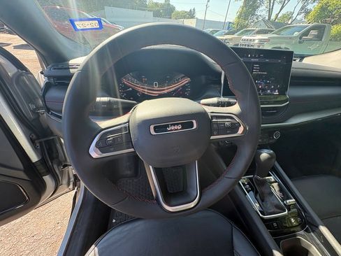 Used 2025 Jeep Compass Trailhawk AWD/4WD image 18