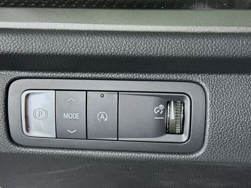 Used 2025 Chevrolet Traverse LT image 17