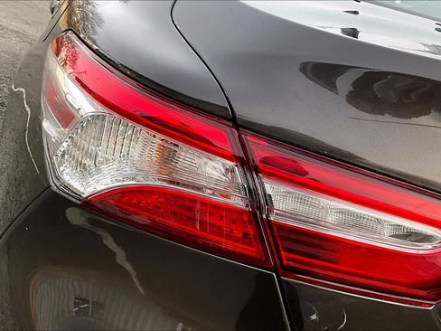 Used 2018 Toyota Camry XLE image 28