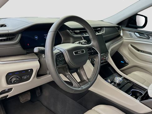 Used 2022 Jeep Grand Cherokee Overland w/ Luxury Tech Group IV image 18