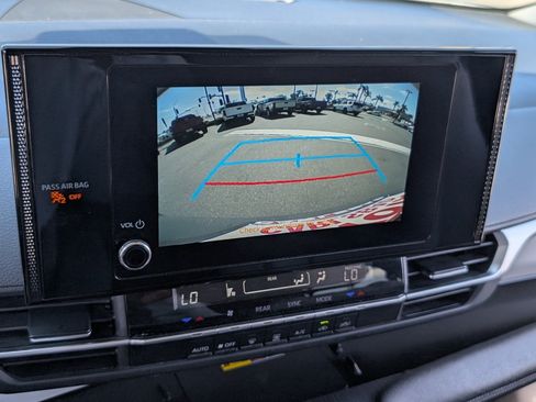 Used 2025 Toyota Sienna LE FWD image 7