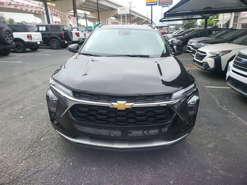 Used 2025 Chevrolet Trax LT w/ LT Convenience Package image 2