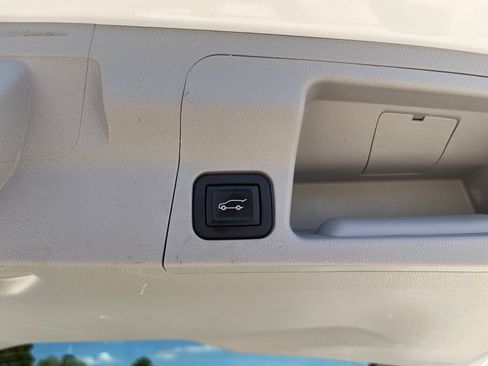 Used 2023 GMC Acadia SLT w/ Preferred Package FWD image 10