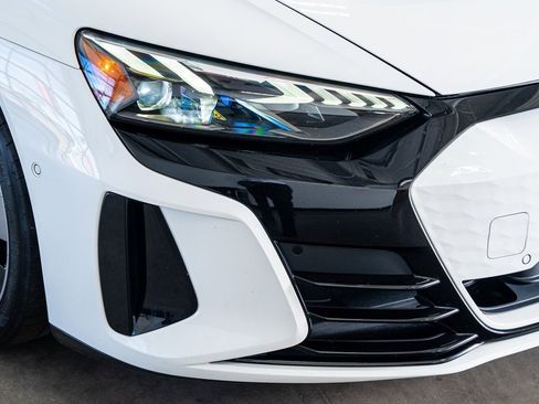 Used 2024 Audi e-tron GT Prestige image 17
