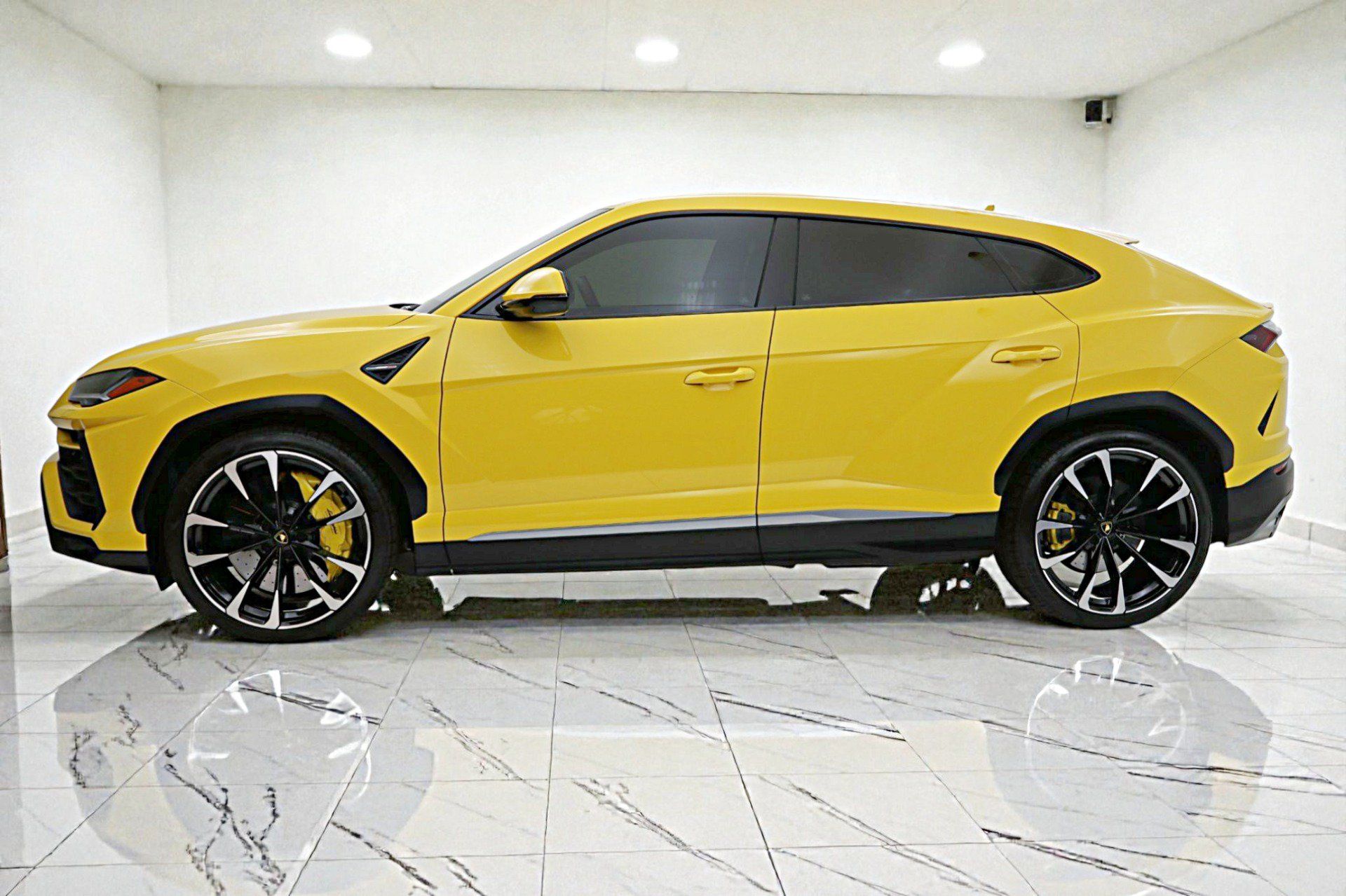 Used 2022 Lamborghini Urus AWD/4WD image 3