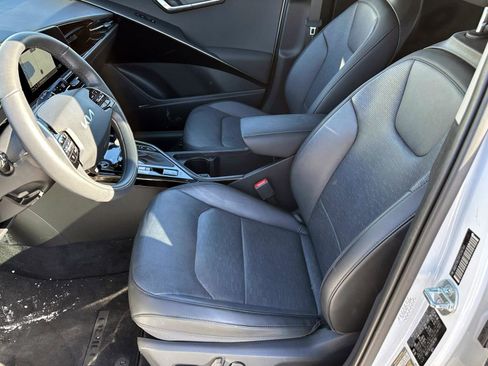 Used 2023 Kia Niro SX image 15