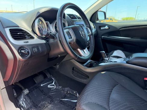 Used 2018 Dodge Journey SXT w/ Connectivity Group FWD image 2