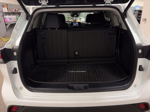 Used 2022 Toyota Highlander XLE AWD/4WD image 30