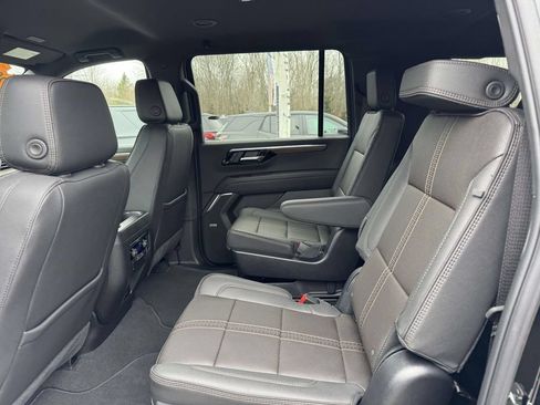 Used 2025 Chevrolet Suburban High Country AWD/4WD image 9