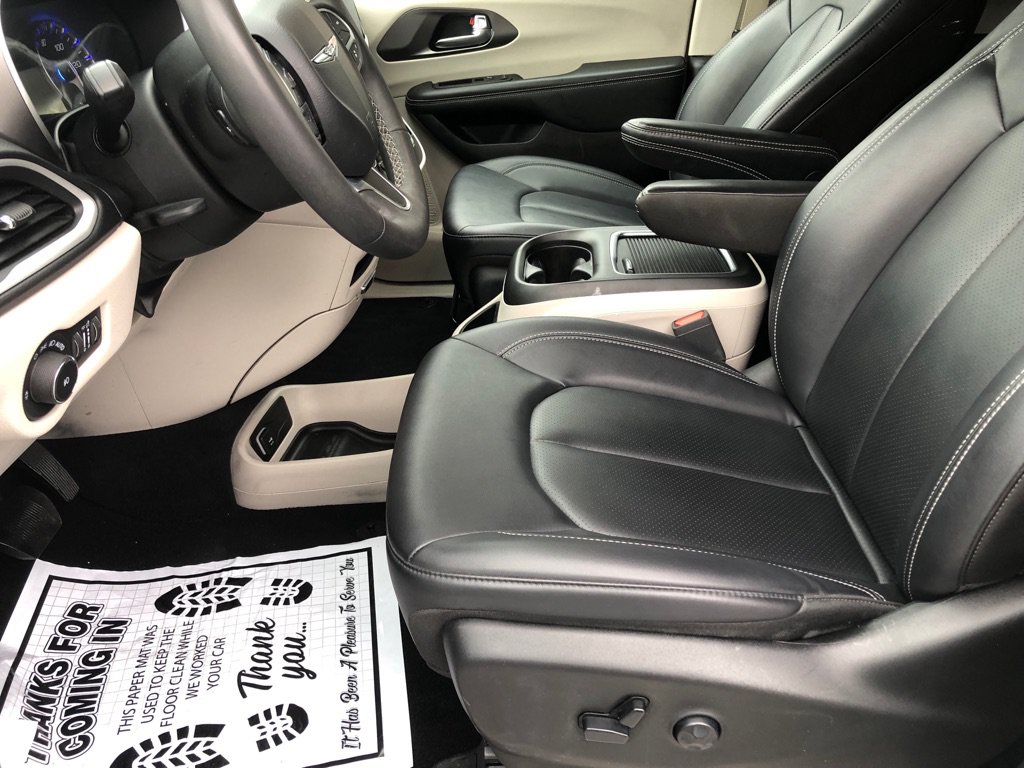 Used 2024 Chrysler Pacifica Touring-L FWD image 18