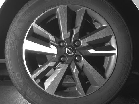 Used 2025 Nissan Versa SV FWD image 15