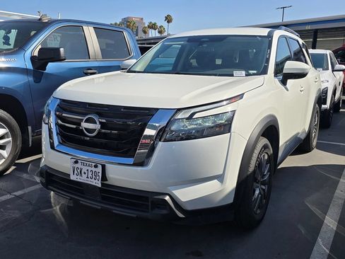 Used 2025 Nissan Pathfinder SV FWD image 2