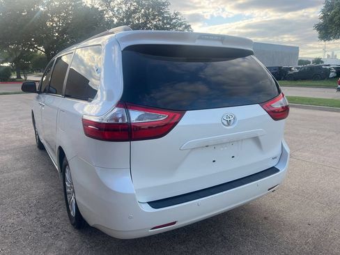 Used 2017 Toyota Sienna XLE Premium FWD image 7