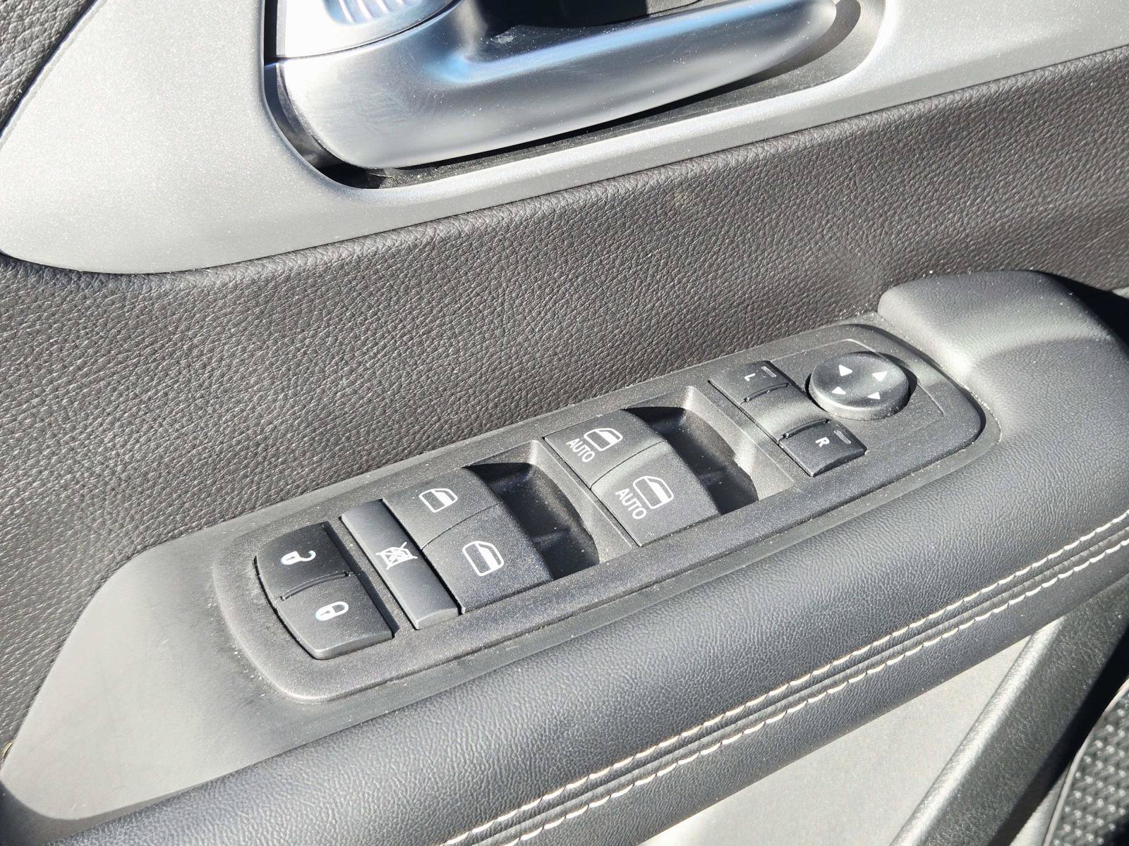 Used 2024 Chrysler Pacifica Touring-L FWD image 40
