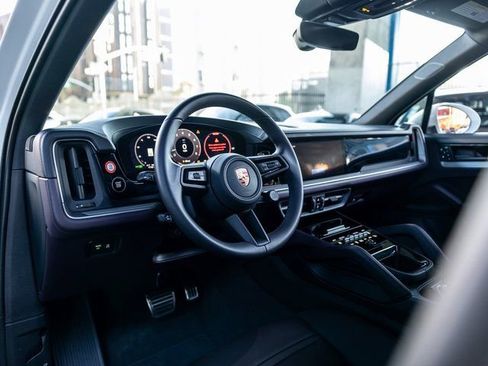 Certified 2025 Porsche Cayenne S image 4
