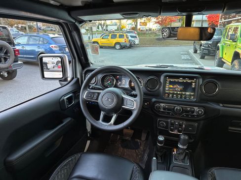 Used 2023 Jeep Wrangler Unlimited Sahara image 33