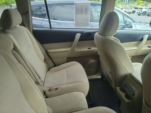 Used 2013 Toyota Highlander FWD w/ Cold Weather Pkg image 9