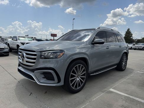 Used 2025 Mercedes-Benz GLS 450 4MATIC image 3