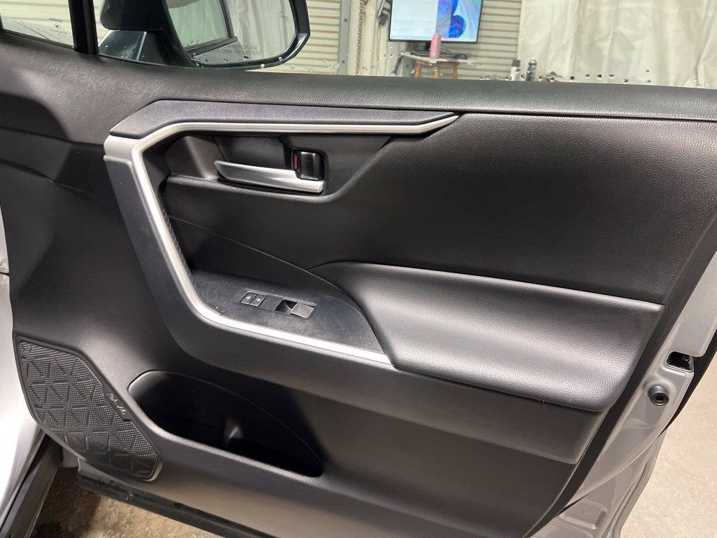 Used 2025 Toyota RAV4 XLE AWD/4WD image 10