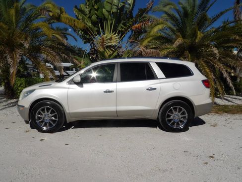 Used 2011 Buick Enclave CXL image 3