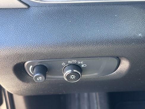 Used 2023 Chevrolet Traverse LT FWD image 19