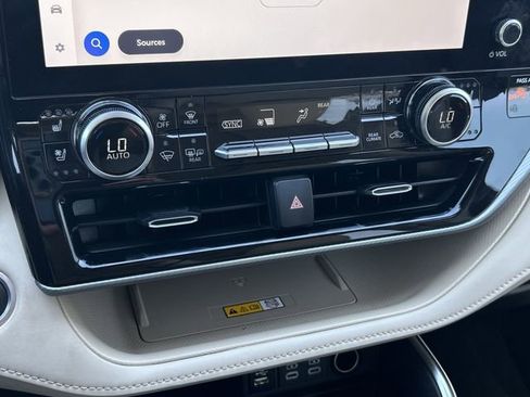 Used 2024 Toyota Highlander Platinum image 18