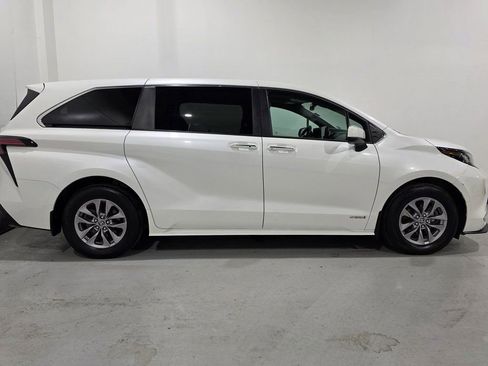 Used 2021 Toyota Sienna Limited image 22