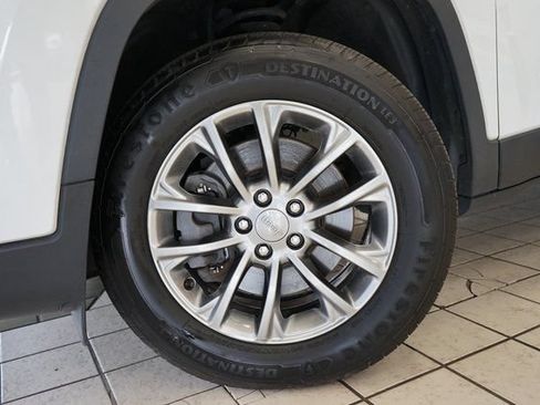 Used 2020 Jeep Cherokee Latitude Plus w/ Cold Weather Group AWD/4WD image 49