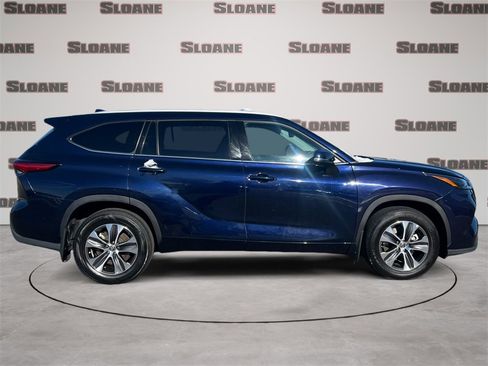 Used 2022 Toyota Highlander XLE image 6