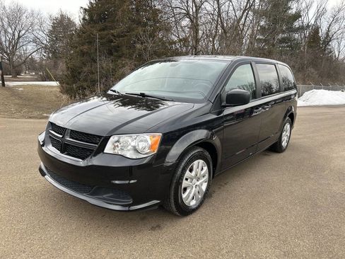 Used 2019 Dodge Grand Caravan SE w/ UConnect Hands-Free Group image 2
