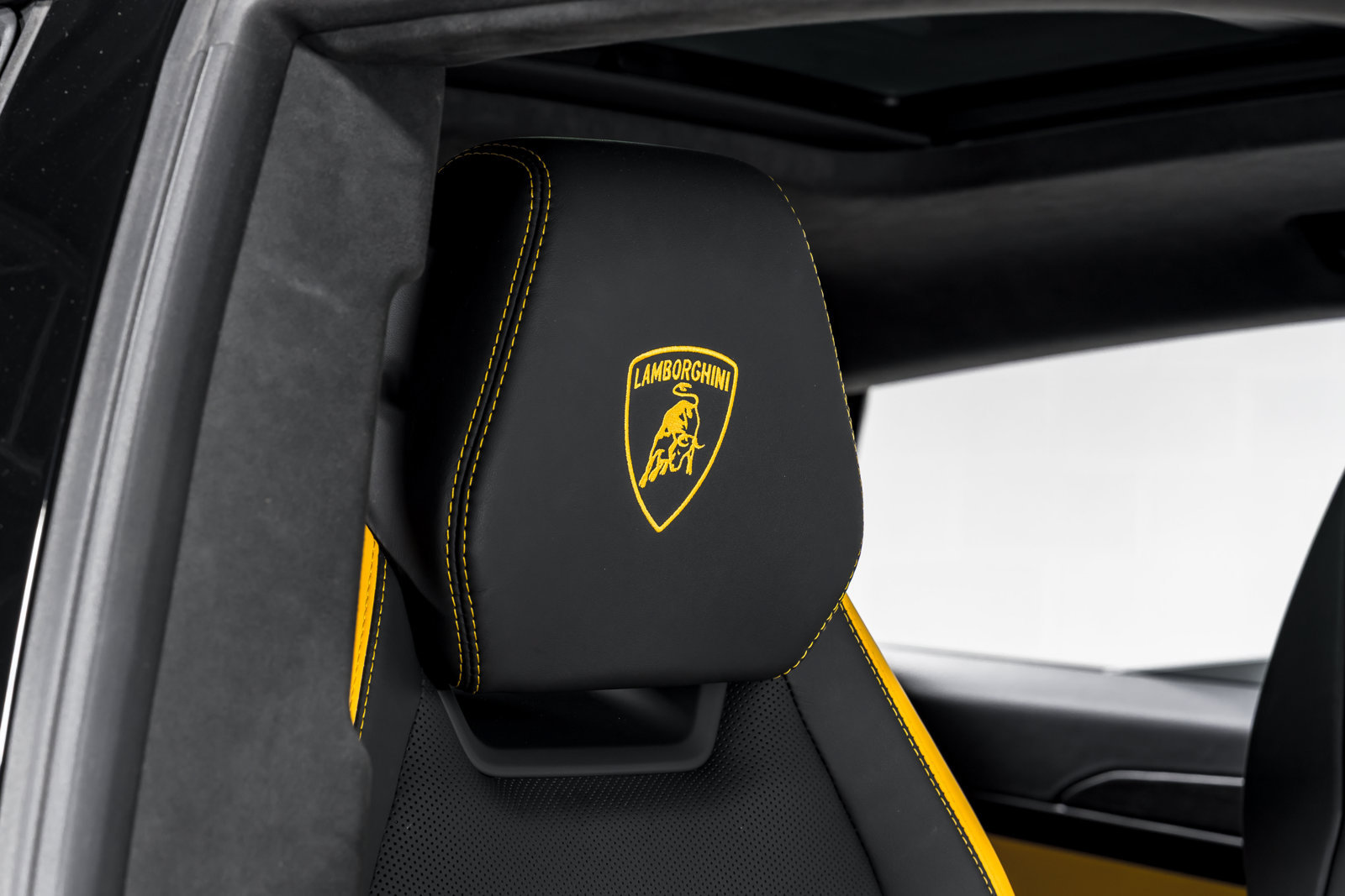 Used 2025 Lamborghini Urus SE AWD/4WD image 41