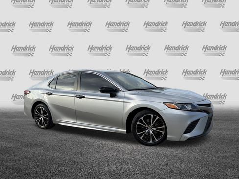 Used 2018 Toyota Camry SE w/ Moonroof Package FWD image 2